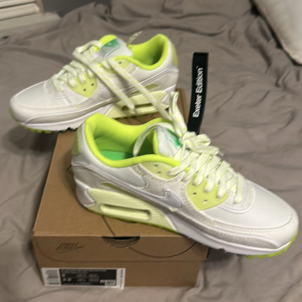 Nike Size 5 Air Max 90 Exeter Edition. Brand new never worn White/white barley
